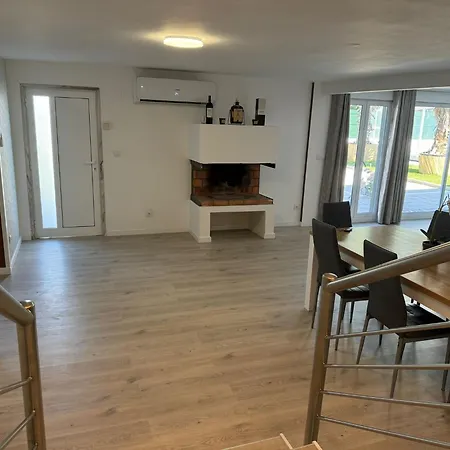 Aroeira Tropical Villa Charneca (Setubal)